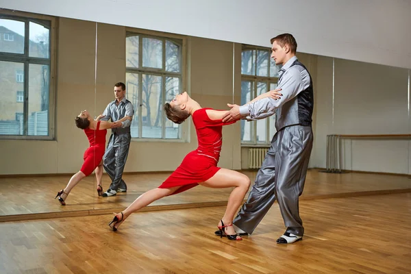 Belo casal dançando tango — Fotografia de Stock