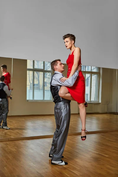 Hermosa pareja bailando tango —  Fotos de Stock