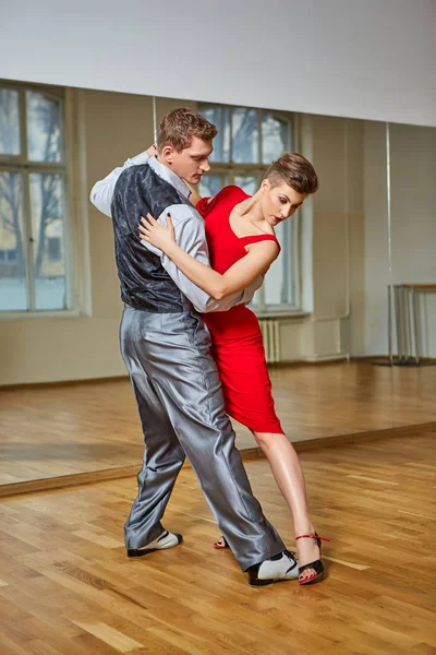 Belo casal dançando tango — Fotografia de Stock