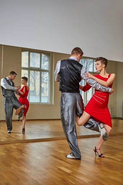 Güzel çift tango dans — Stok fotoğraf