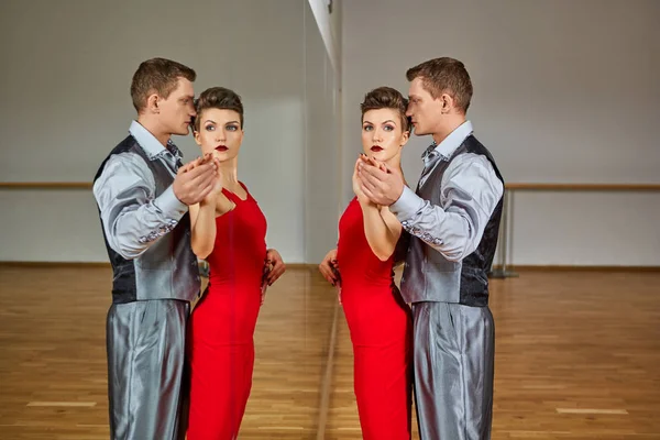 Hermosa pareja bailando tango —  Fotos de Stock