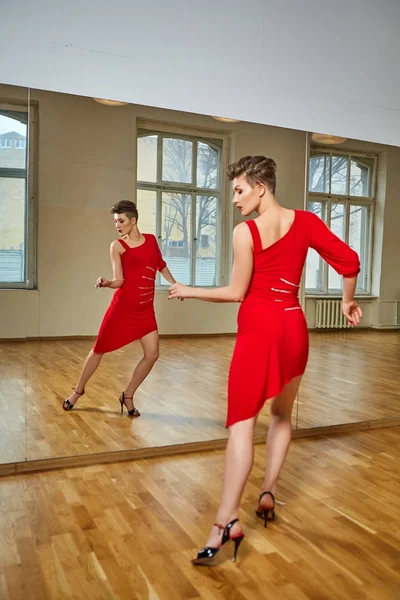 Tango excersizing žena tanečnice taneční studio místnosti — Stock fotografie