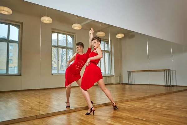 Bailarina de tango haciendo ejercicio en la sala de estudio de baile —  Fotos de Stock