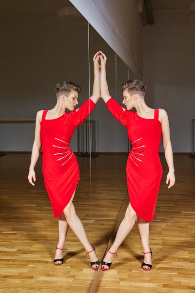 Tango dançarina mulher excersizing em sala de estúdio de dança — Fotografia de Stock