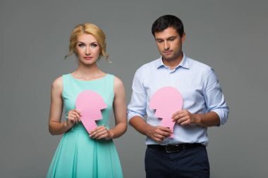Pembe kırık kalp tutan güzel Çift