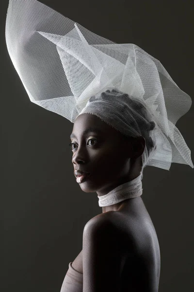 Gyönyörű afrikai lány fátyol kalapban — Stock Fotó