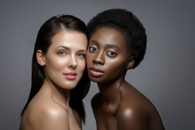 Peçe şapkalı güzel Afrikalı kız