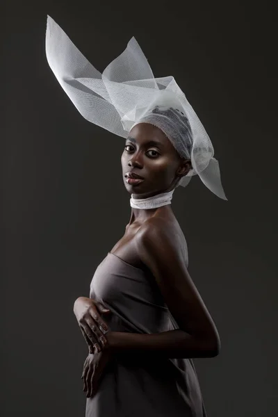 Schöne afrikanische Mädchen mit Schleier Hut Stockbild