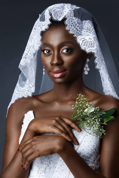 Красивая африканская девушка в вуалью — стоковое фото