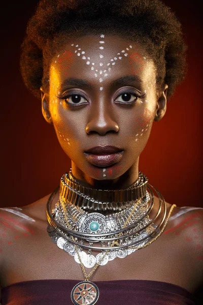 Красива чорна дівчина з кришталевою короною — стокове фото