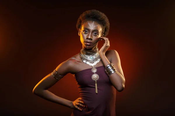 Όμορφο κορίτσι Αφρο με τα σχέδια στο δέρμα — Φωτογραφία Αρχείου