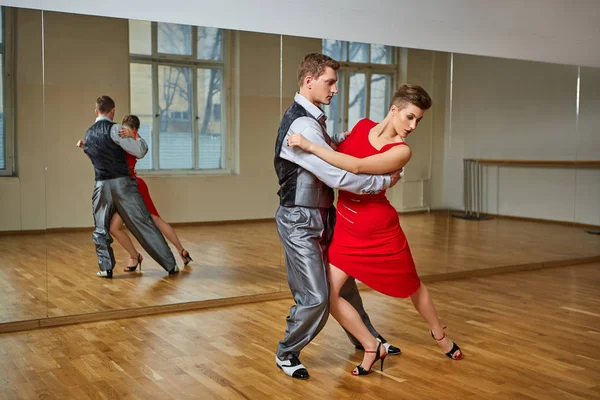 Hermosa pareja bailando tango —  Fotos de Stock