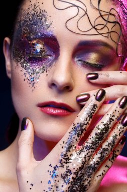 glitter ile parlak makyaj ile güzel kadın
