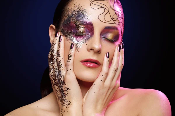 Belle femme avec un maquillage lumineux avec des paillettes — Photo