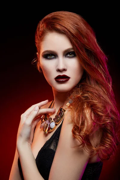 Красивая девушка с ярким макияжем и рыжие волосы — стоковое фото