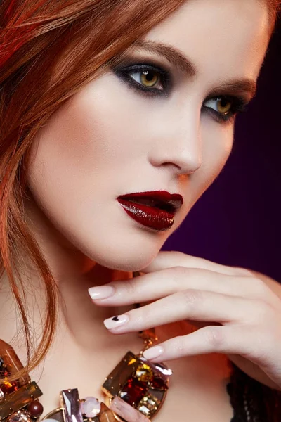 Mooi meisje met lichte make-up en rood haar — Stockfoto