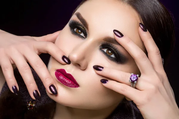 Schöne junge Frau mit dunklem Make-up — Stockfoto