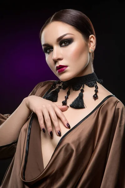 Mulher bonita com maquiagem escura — Fotografia de Stock