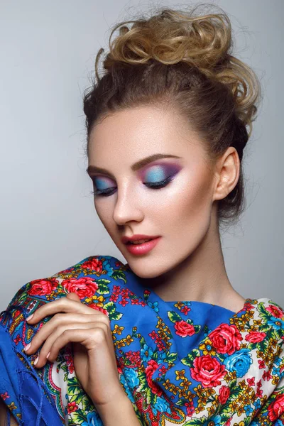 Vacker flicka med ljus makeup i rysk sjal — Stockfoto