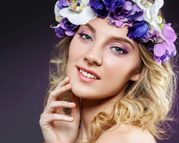 Linda menina loira com flores — Fotografia de Stock