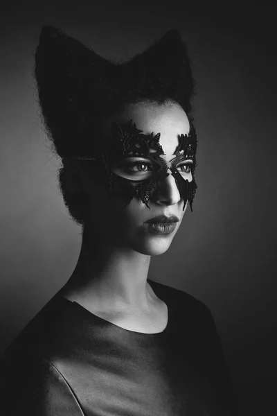 Menina com chifres penteado em máscara de couro — Fotografia de Stock