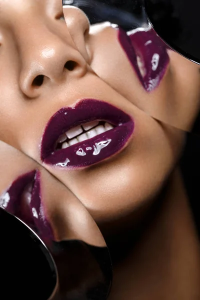 Mooie vrouw lippen close-up met spiegel reflecties — Stockfoto