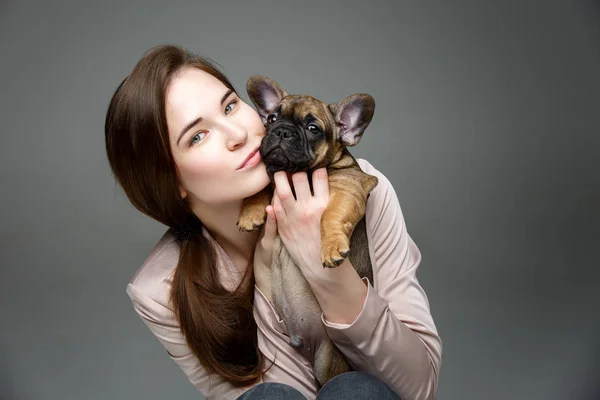 Meisje met Franse bulldog puppy — Stockfoto