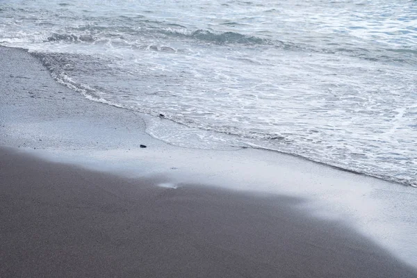 Eau de mer sur sable noir — Photo