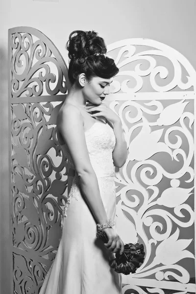 Красивая девушка в свадебном платье — стоковое фото