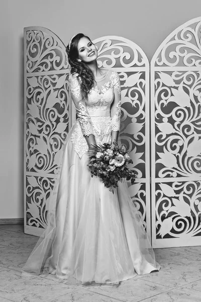 Menina bonita em vestido de casamento — Fotografia de Stock