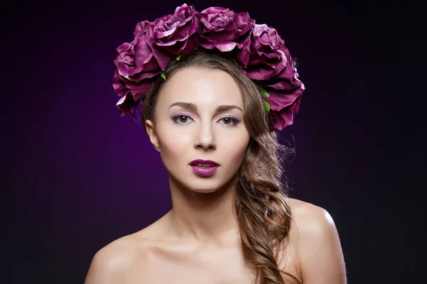 Hermosa chica con maquillaje púrpura y flores —  Fotos de Stock