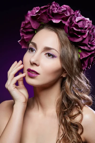 Hermosa chica con maquillaje púrpura y flores — Foto de Stock