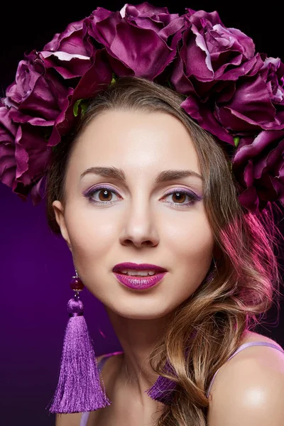 Menina bonita com maquiagem roxa e flores — Fotografia de Stock