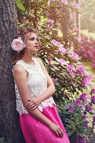 Девушка в платье в саду Рододендрон — стоковое фото