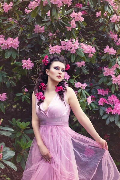 Fille en robe dans le jardin rhododendron — Photo