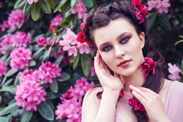 Fille en robe dans le jardin rhododendron — Photo