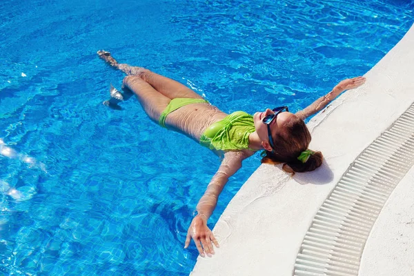 Adolescente chica relajante cerca de piscina — Foto de Stock