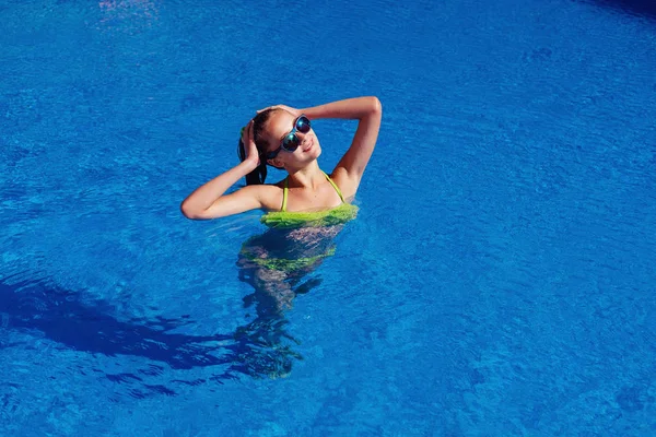 Teenie-Mädchen entspannen in der Nähe von Schwimmbad — Stockfoto