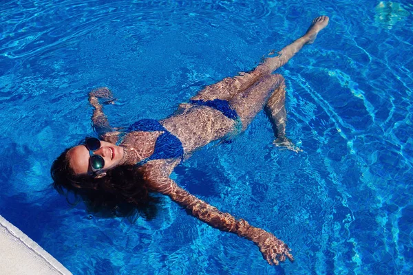 Teen girl relaxing near swimming pool — Stock Photo, Image