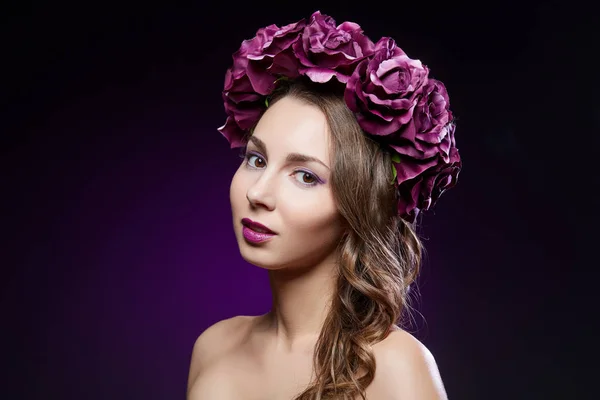 Belle Jeune Femme Aux Cheveux Longs Maquillage Violet Couronne Fleurs — Photo