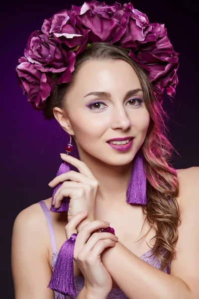 長い髪と紫の化粧と美しい若い女性 頭の上の花の花輪 スタジオの美しさは 暗い背景に撮影 コピー スペース — ストック写真