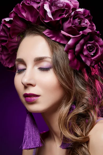 Bella Giovane Donna Con Capelli Lunghi Trucco Viola Ghirlanda Fiori — Foto Stock