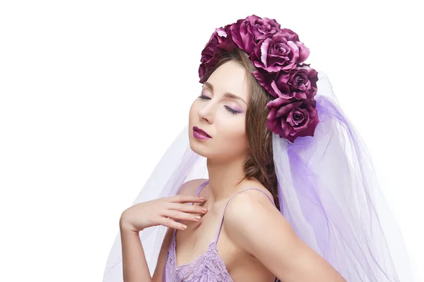 Bella Giovane Donna Con Capelli Lunghi Trucco Viola Ghirlanda Fiori — Foto Stock