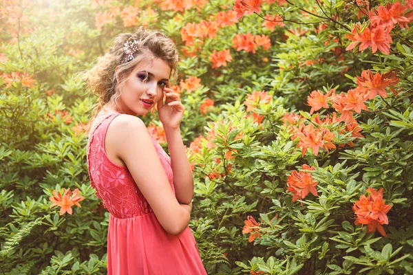 Bella Giovane Donna Con Bella Acconciatura Trucco Luminoso Piedi Nel — Foto Stock