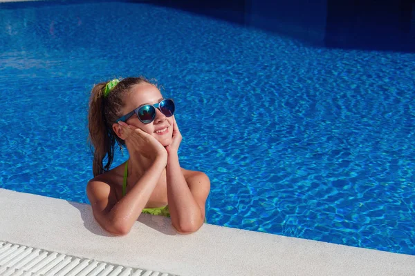 Açık Yüzme Havuzunda Yüzme Yeşil Bikinili Güzel Teen Yaş Kız — Stok fotoğraf