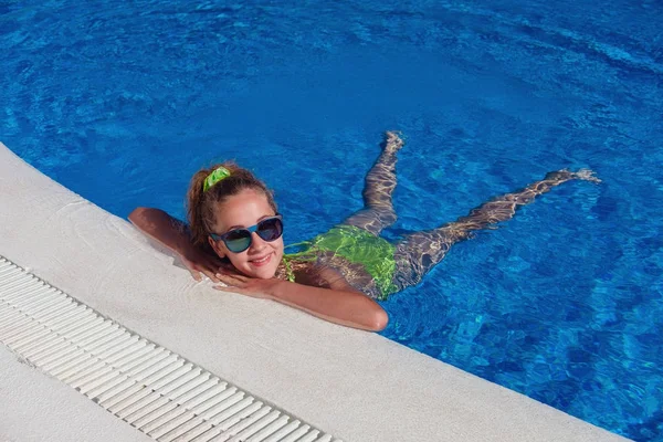 Vackra Tonåring Ålder Flicka Grön Bikini Som Simning Utomhuspoolen Utomhus — Stockfoto
