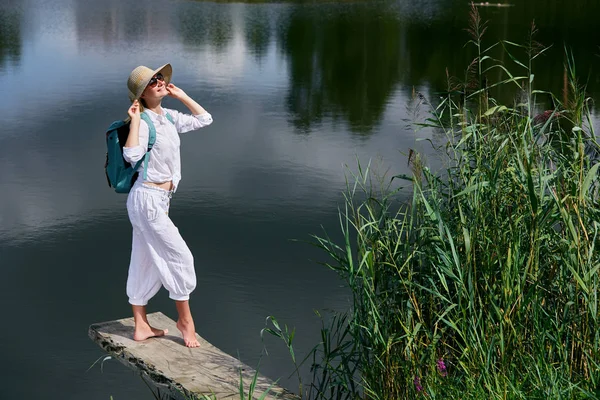 Молодая женщина отдыхает у озера — стоковое фото