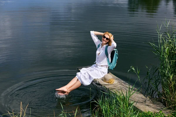 Молодая женщина отдыхает у озера — стоковое фото