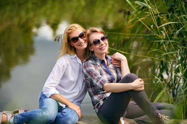 Tre ragazze si divertono all'aperto — Foto Stock