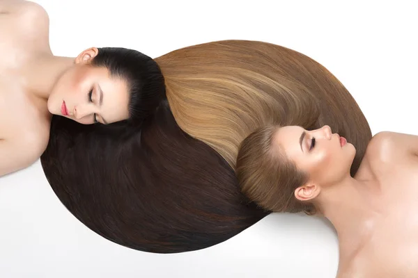 Meninas bonitas com cabelo saudável — Fotografia de Stock